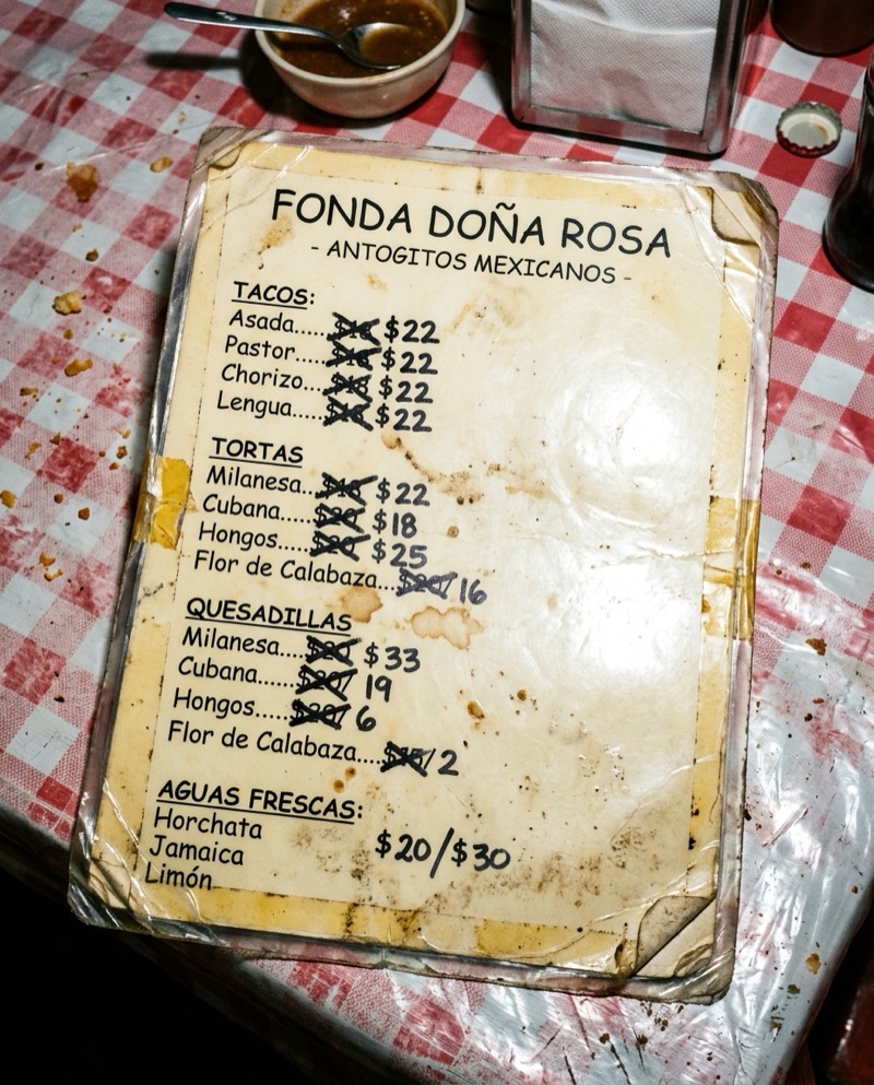 Menú de papel viejo y maltratado
